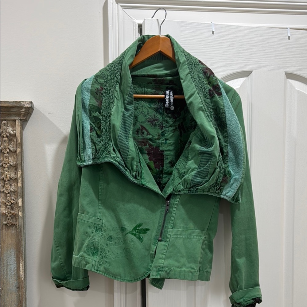 Desigual Utility Jacket in Green with Cropped Design and Plush Collar.